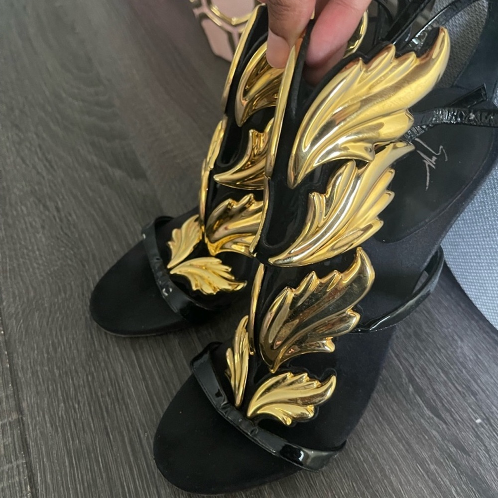 Giuseppe Zanotti
Black/Gold Cruel Summer Wing Heel - Picture 4 of 6